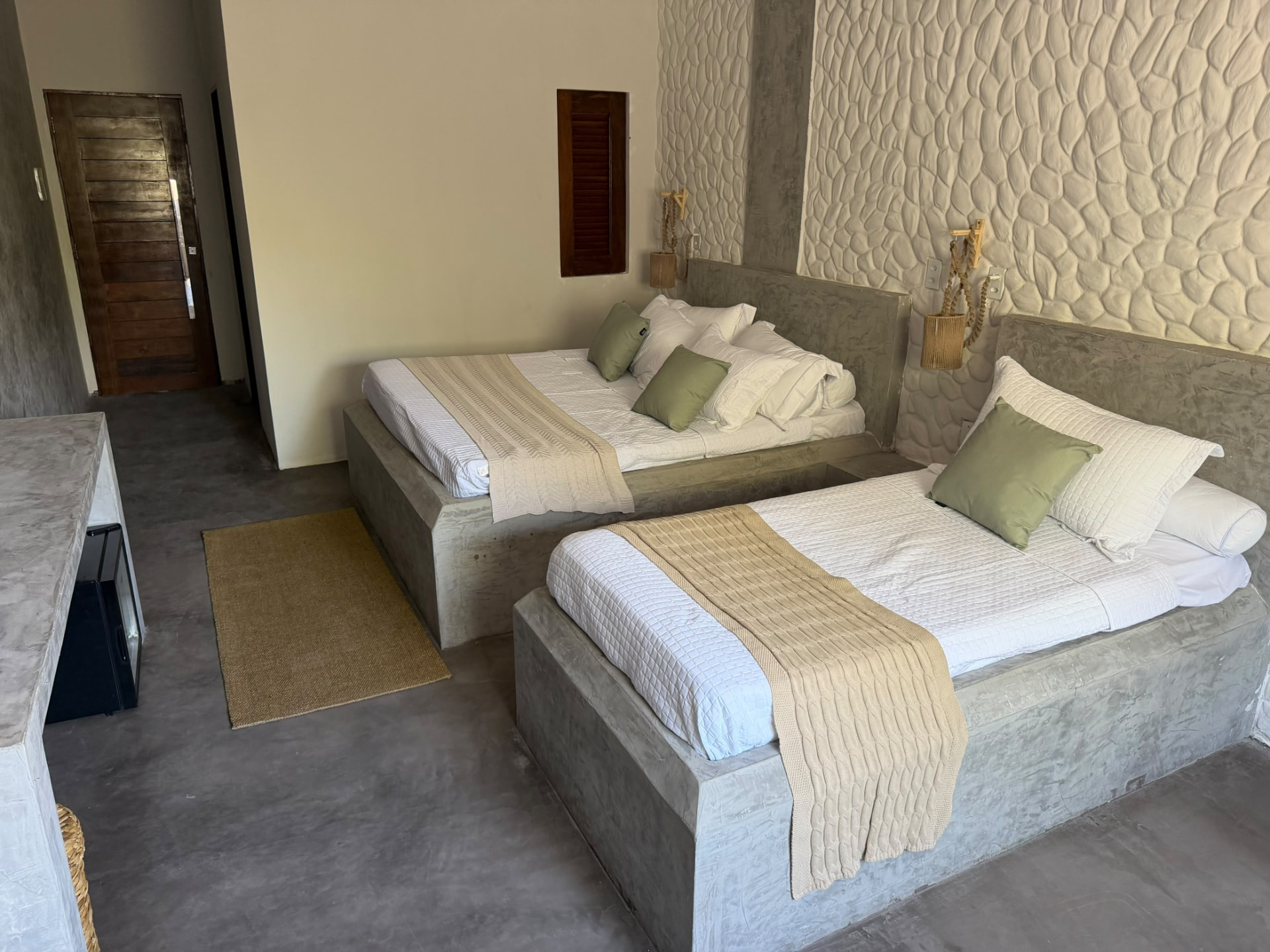 Cama de casal e cama de solteiro sobre bases de cimento