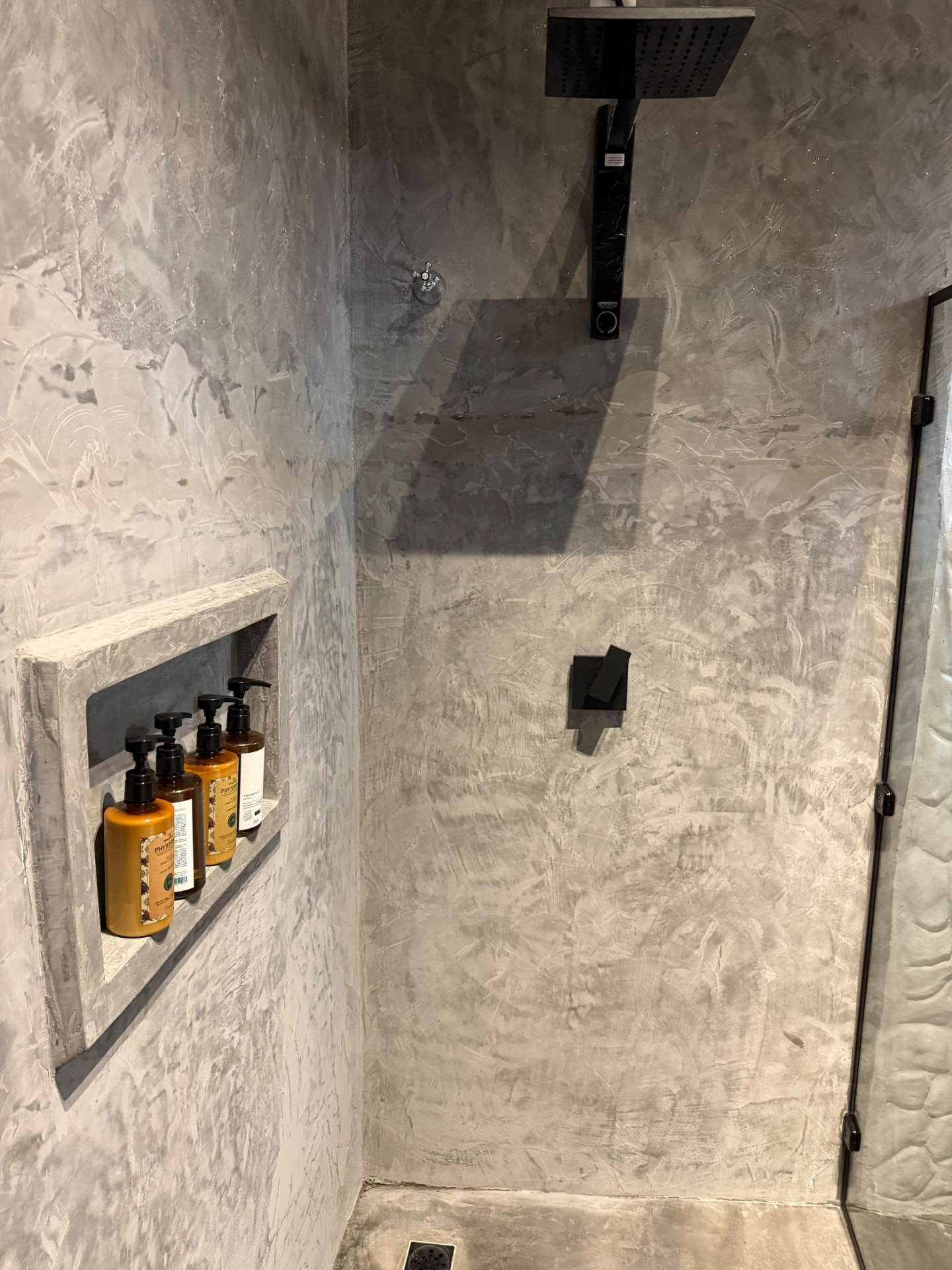 Ducha de teto preta com nicho de amenities