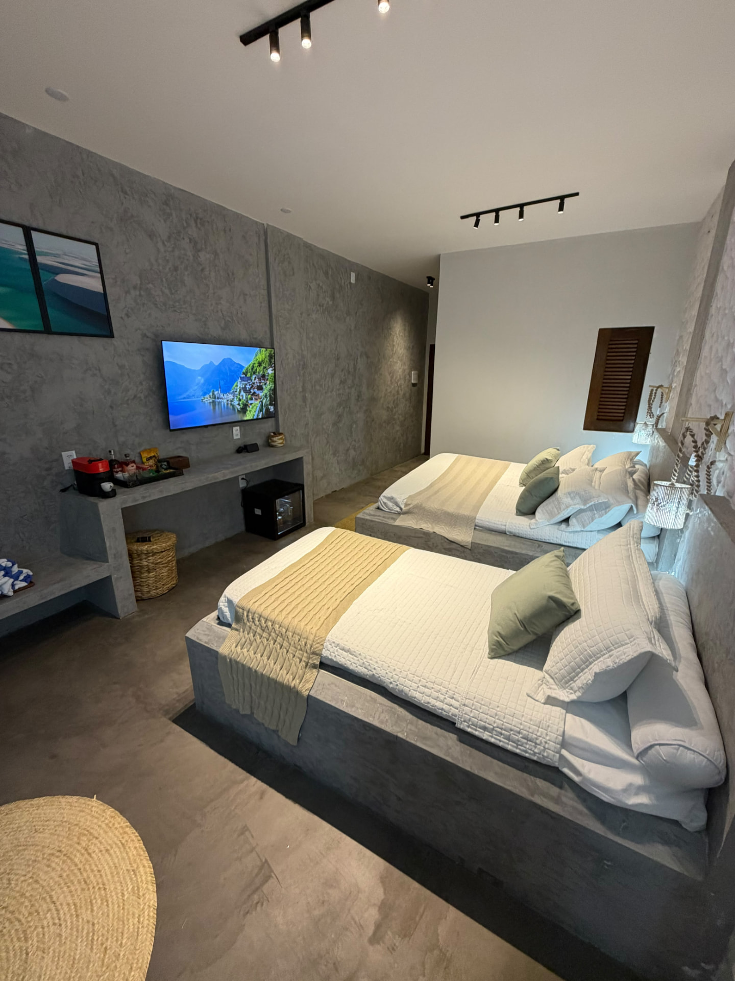 Quarto amplo com duas camas, TV, bancada e quadro dos Lençóis